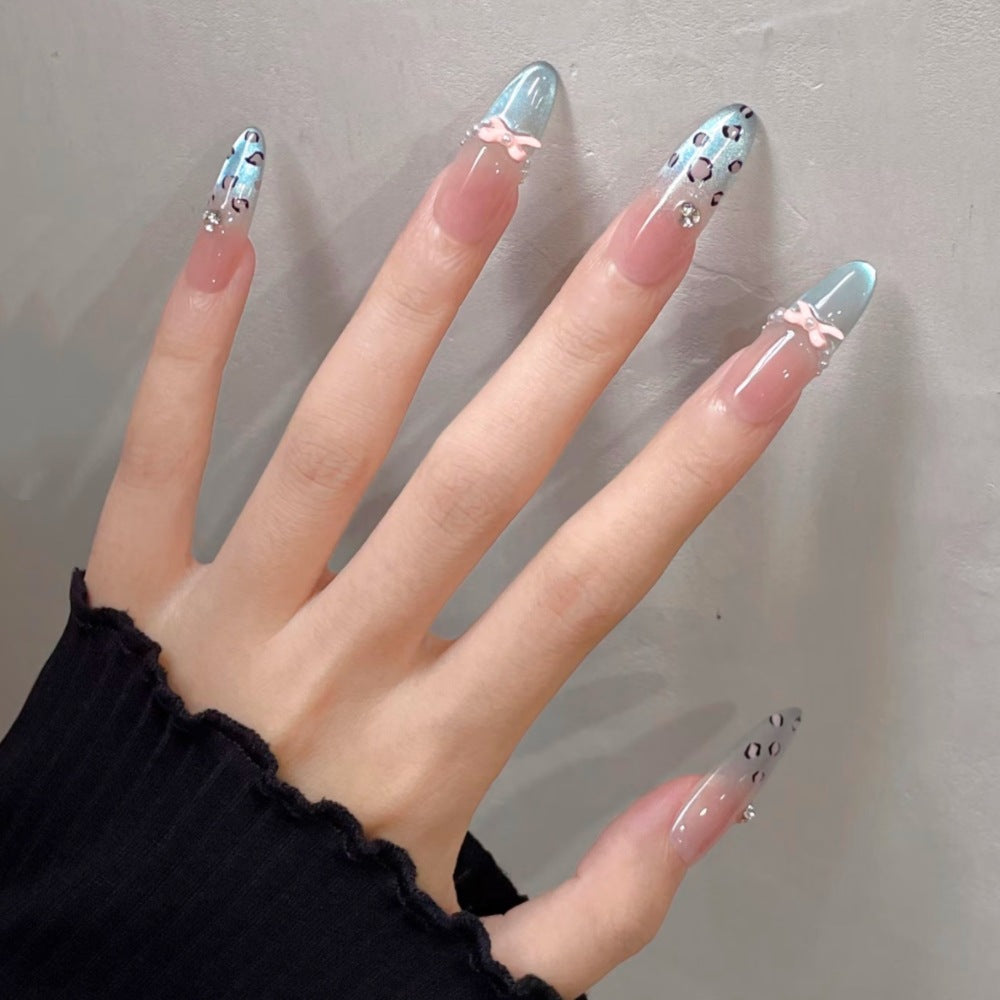 Elegantes Stiletto Press-On Nail Art Set mit floralen Akzenten Karnz