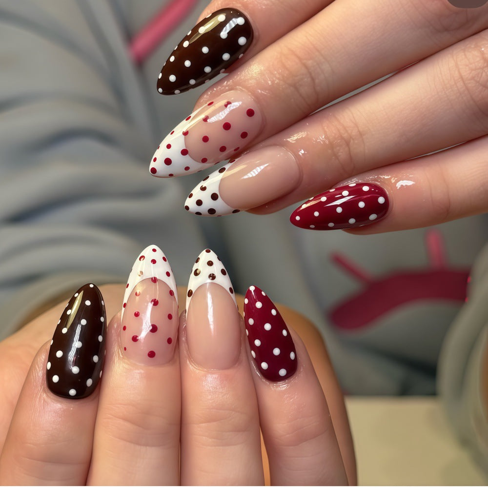 Kreative Kunstnägel im modernen Polka-Dot-Design Karnz