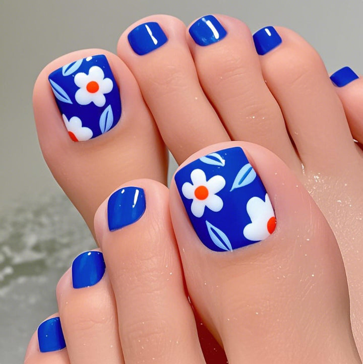 Dekoratives Blumennageldesign Karnz