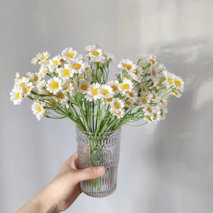 Lebensnahe Blumenstange mit charmanten gelben Gänseblümchen