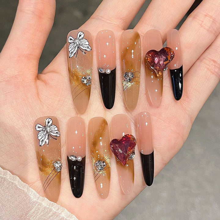 Künstlerische Stiletto Press-On Nagelkunst mit schimmernden Akzenten Karnz