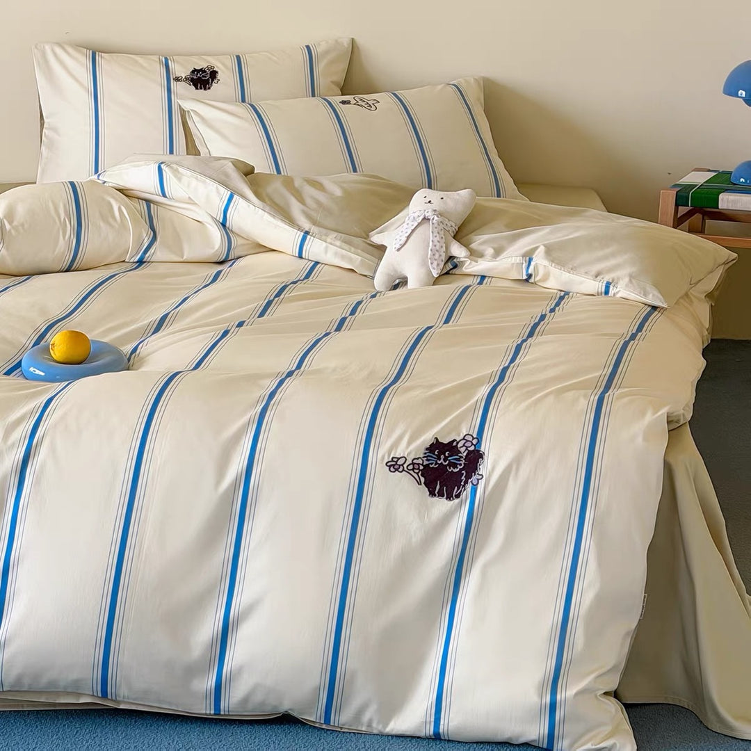Gestreiftes Baumwollsateen-Bettbezug-Set mit besticktem Katzenpatch und verdecktem Reißverschluss