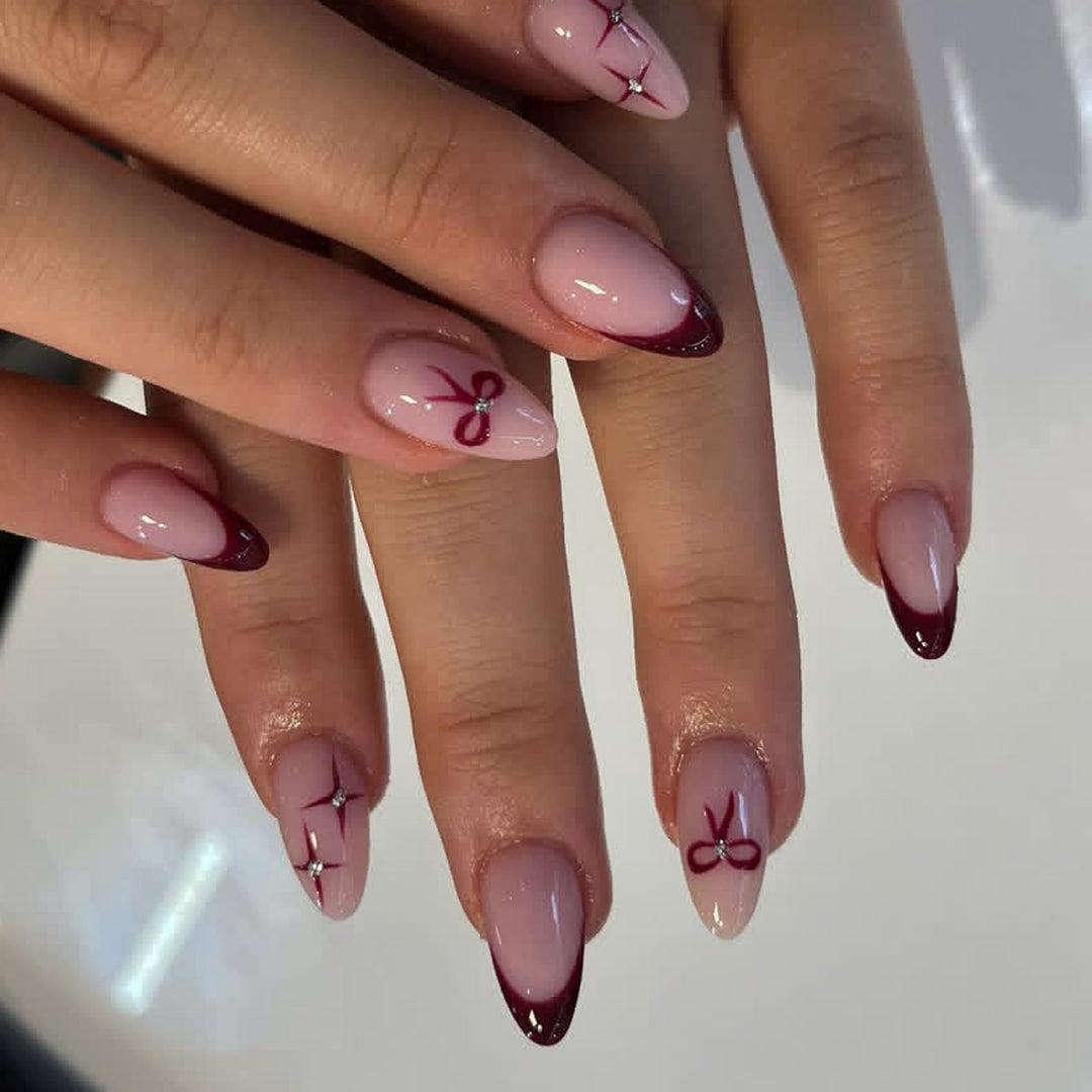 Künstlerisches Press-On-Nagelkunstset mit dekorativem Bogen und Kristallakzenten Karnz