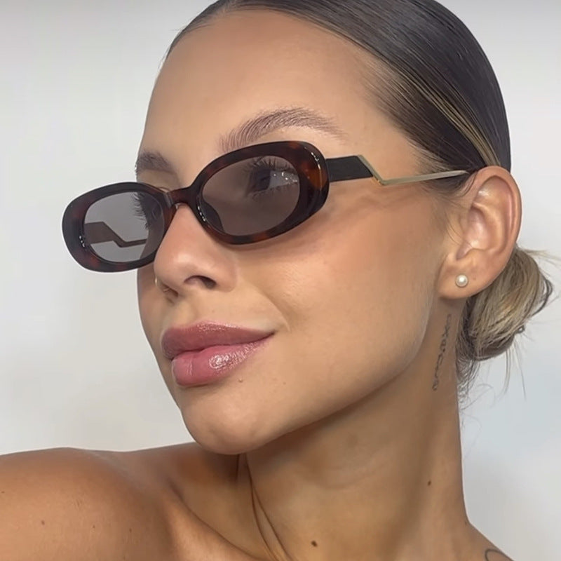 Damen retro-inspirierte Sonnenbrille mit zeitgemäßem Design und markantem Rahmen Karnz