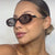 Damen retro-inspirierte Sonnenbrille mit zeitgemäßem Design und markantem Rahmen Karnz