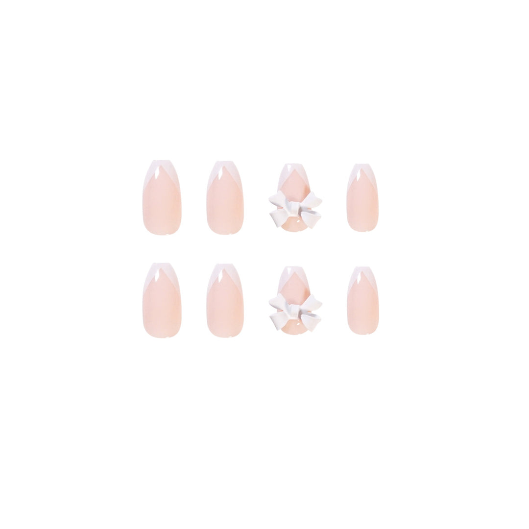 Elegante Kunstnägel mit durchscheinendem French-Tip und dekorativen Blütenakzenten Karnz