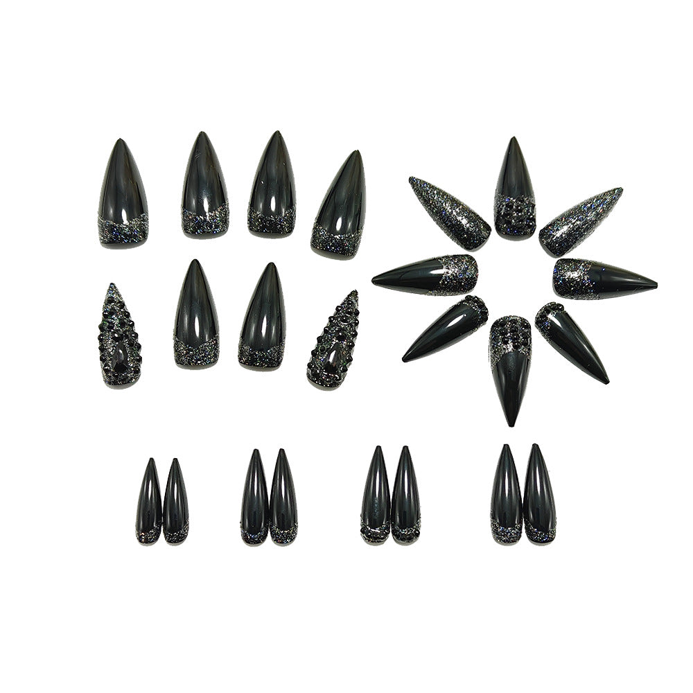 Kunstnägel Im Eleganten Stiletto-Design mit Funkelnden Strassakzenten Karnz