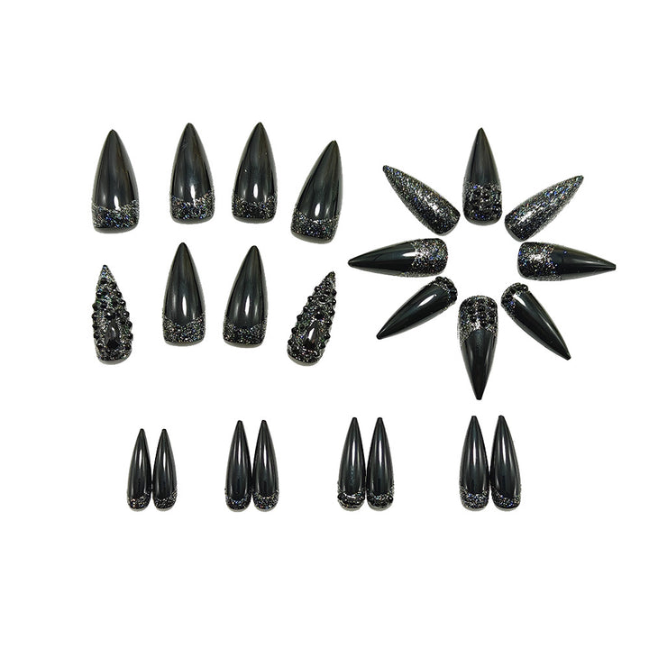 Kunstnägel Im Eleganten Stiletto-Design mit Funkelnden Strassakzenten Karnz
