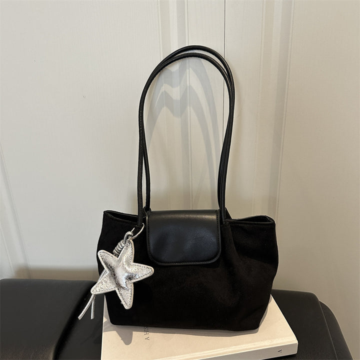 Wildleder-Handtasche mit Sternanhänger