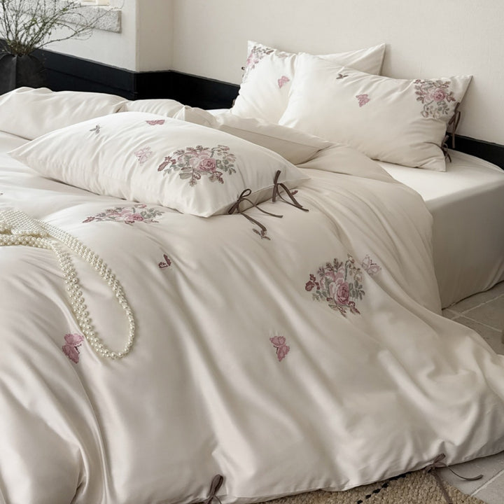 Feinsatin-Bettwäsche-Set mit floraler Stickerei, Bindebändern und feiner Steppstruktur Karnz