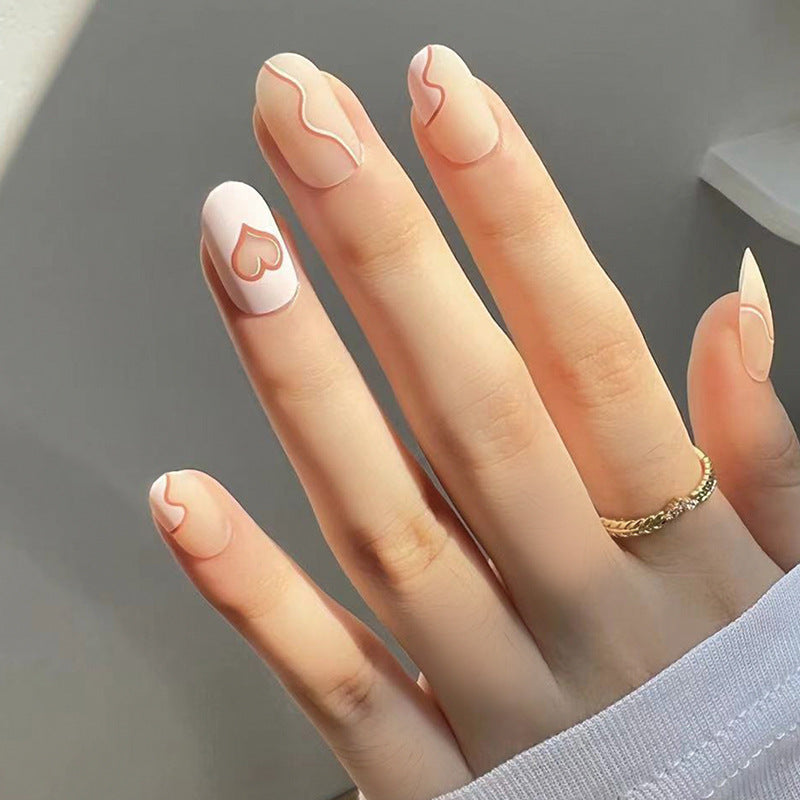 Kunstvolle Nagelverlängerungen mit elegantem Herzdesign Karnz