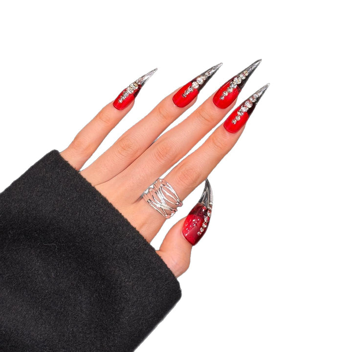 Glamouröse Stiletto Press-On Nägel mit Kristallakzenten