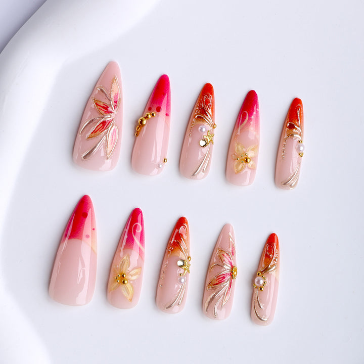Elegante Kunstnägel mit Floralem Design Karnz