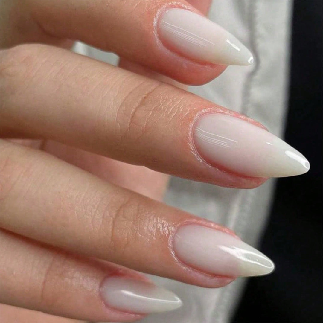 Glänzende spitze Nagelspitzen Karnz