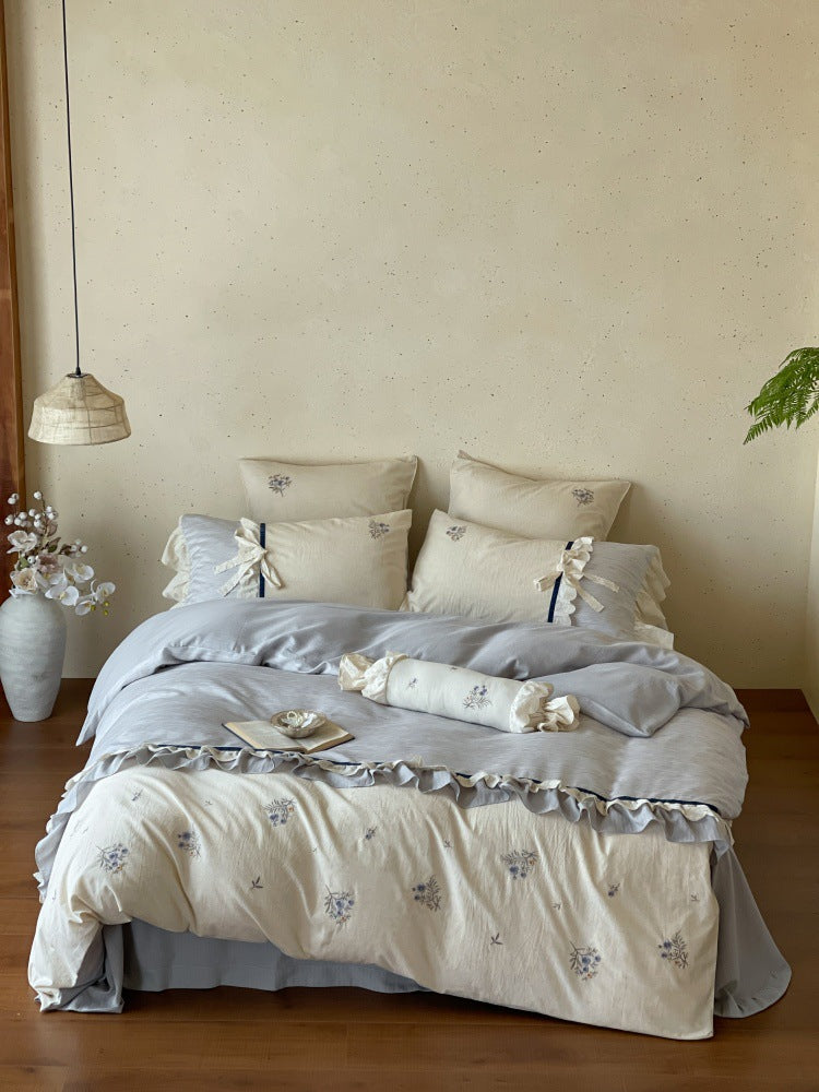 Romantisches Baumwollsatin-Bettwäsche-Set mit Rüschen, bestickten Blumenbouquets und Dekorrollen Karnz