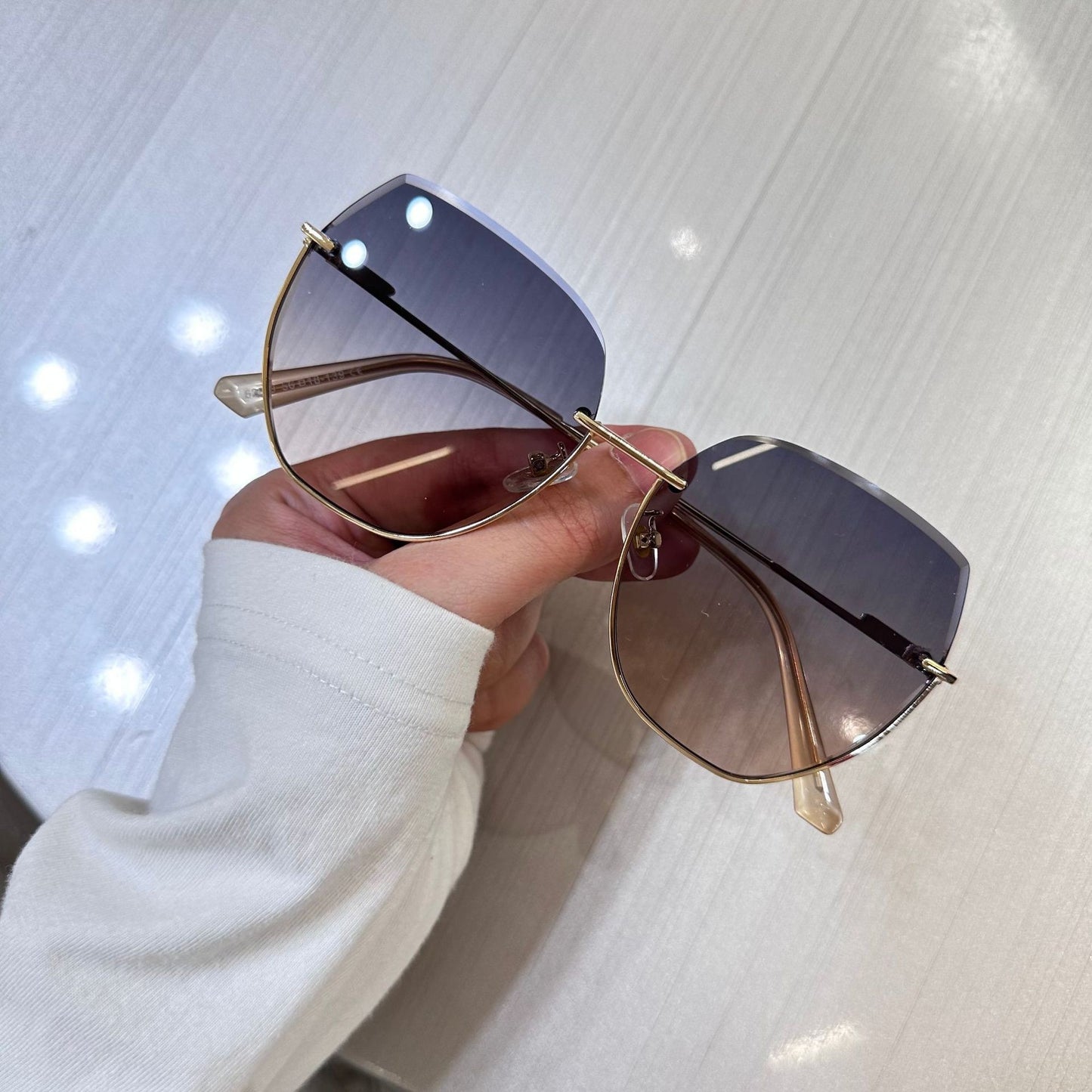 Damen Sonnenbrille mit elegantem, breitem Rahmen und luxuriösen Akzenten Karnz