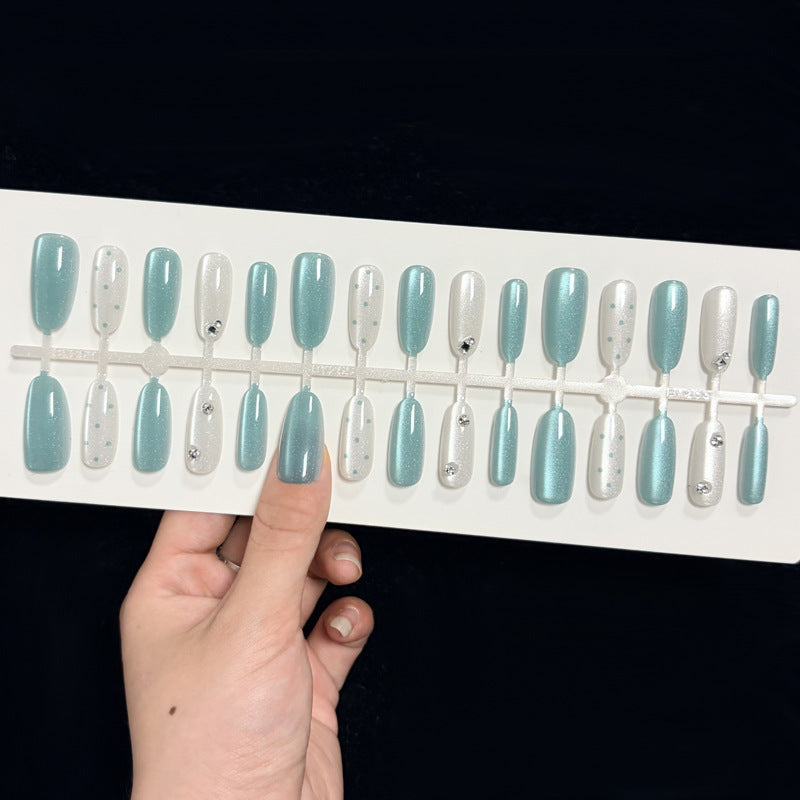 Künstlerisches Press-On Nageldesign mit 3D Akzenten Karnz
