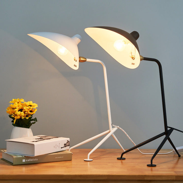 Moderne verstellbare Schreibtischlampe mit minimalistischen Design