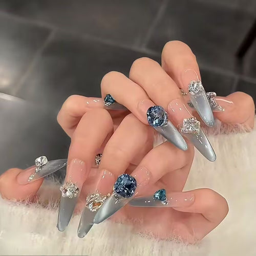 Glamouröse Stiletto-Nagelerweiterungen mit Kristallen Karnz