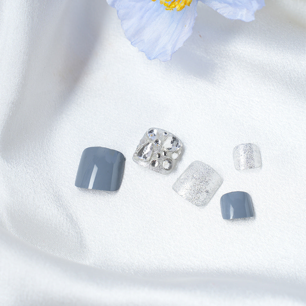 Glamouröse mit Rhinestones verzierte Nagelspitzen Karnz