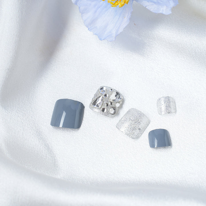 Glamouröse mit Rhinestones verzierte Nagelspitzen Karnz