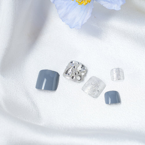 Glamouröse mit Rhinestones verzierte Nagelspitzen Karnz