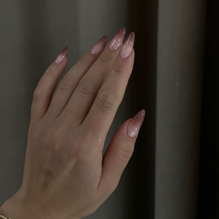 Kunstvolle Stiletto-Nägel mit elegantem Ombre-Design Karnz