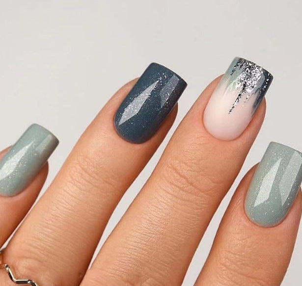 Künstlerische winterliche Nail Art Karnz