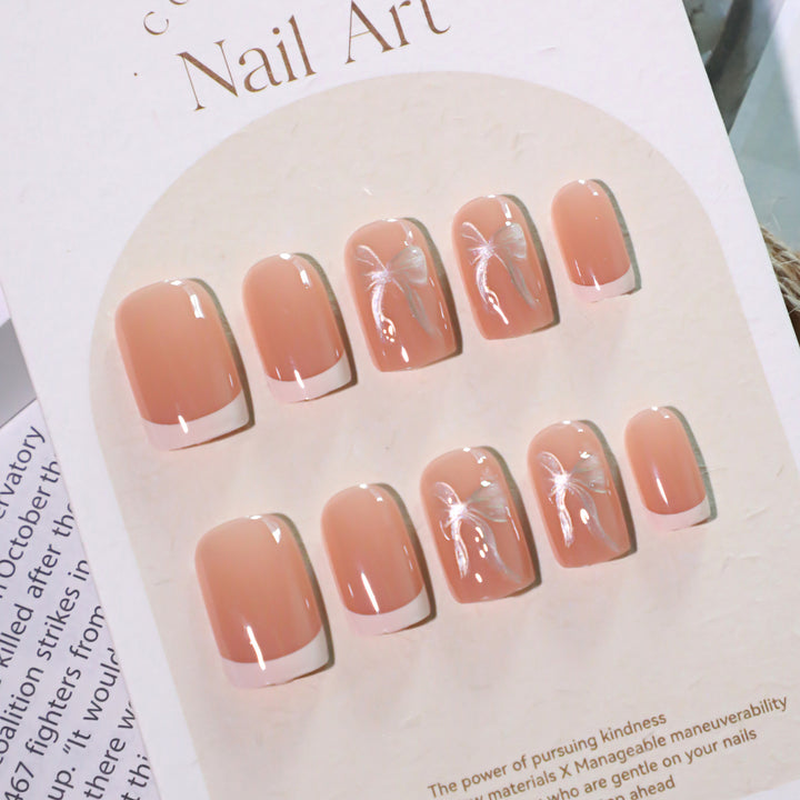 Künstliche Nagelkunst mit zartem floralen Design Karnz