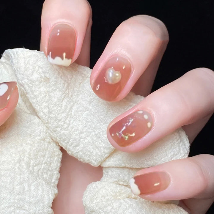 Kreative Gel-Nagelkunst mit glänzenden Akzenten Karnz