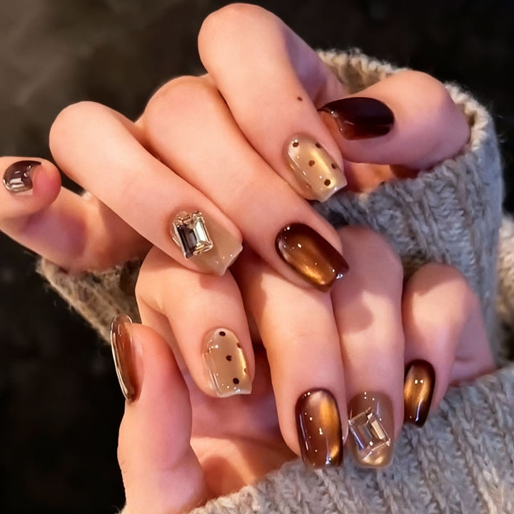 Glamouröse Kunstnagelspitzen mit 3D-Blüten- und Kristallverzierungen Karnz