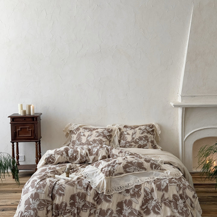 Leicht gesteppte Baumwoll-Bettwäschegarnitur im Landhausstil mit Spitzenvolant und großem Blumenmotiv