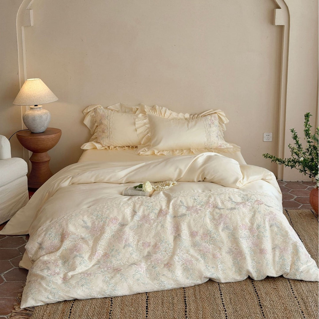 Elegante Bettgarnitur aus Baumwollsatin mit floraler Jacquard‑Stickerei und Rüschenkissen