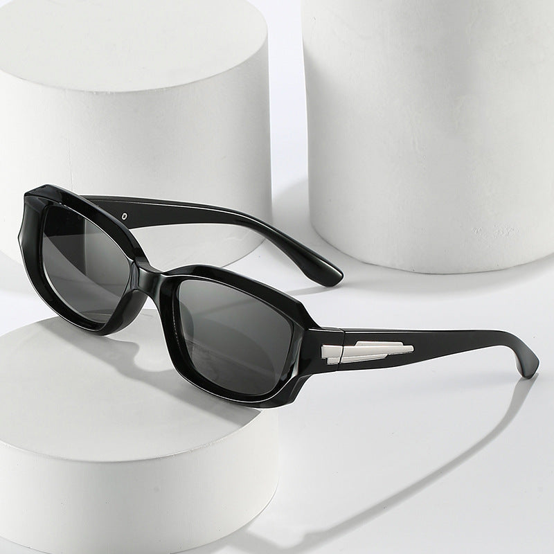 Retro-inspirierte winkelförmige Sonnenbrille mit einzigartigen dekorativen Details Karnz