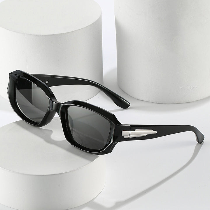 Retro-inspirierte winkelförmige Sonnenbrille mit einzigartigen dekorativen Details Karnz