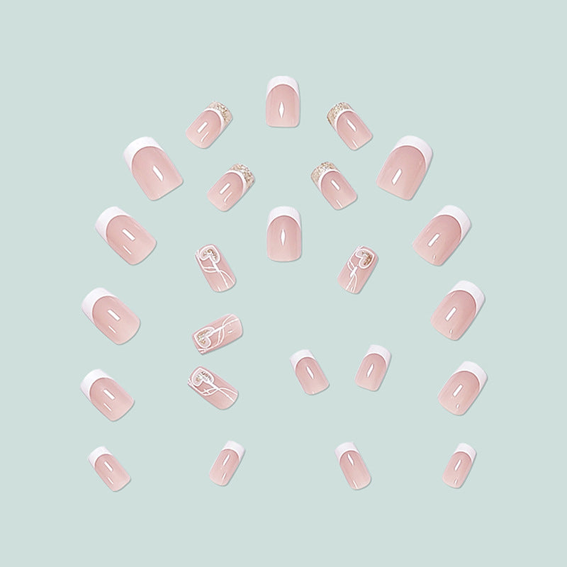 Elegante und kunstvolle French Nails Karnz