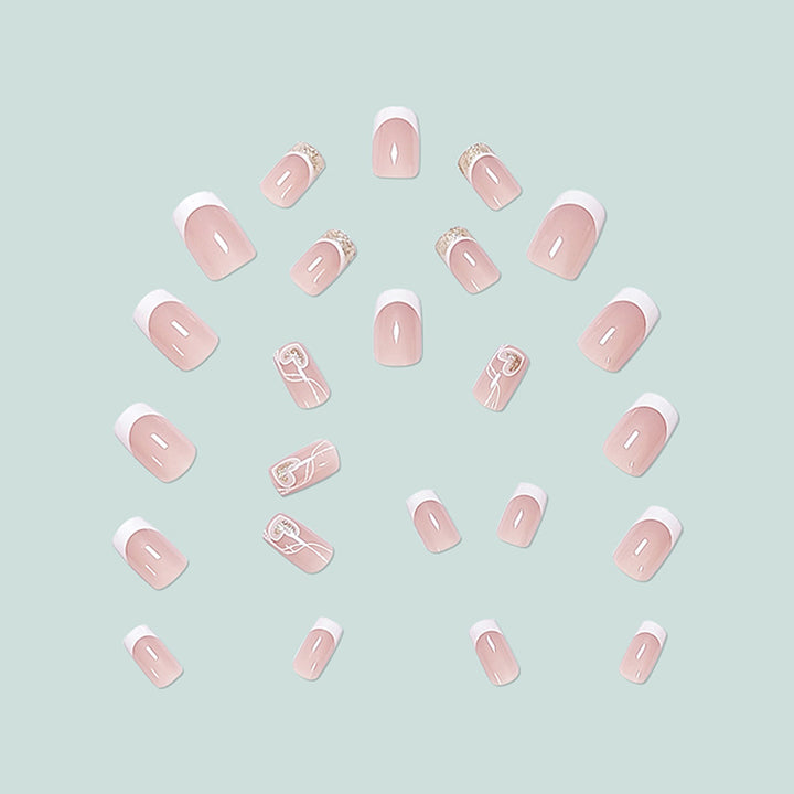 Elegante und kunstvolle French Nails Karnz