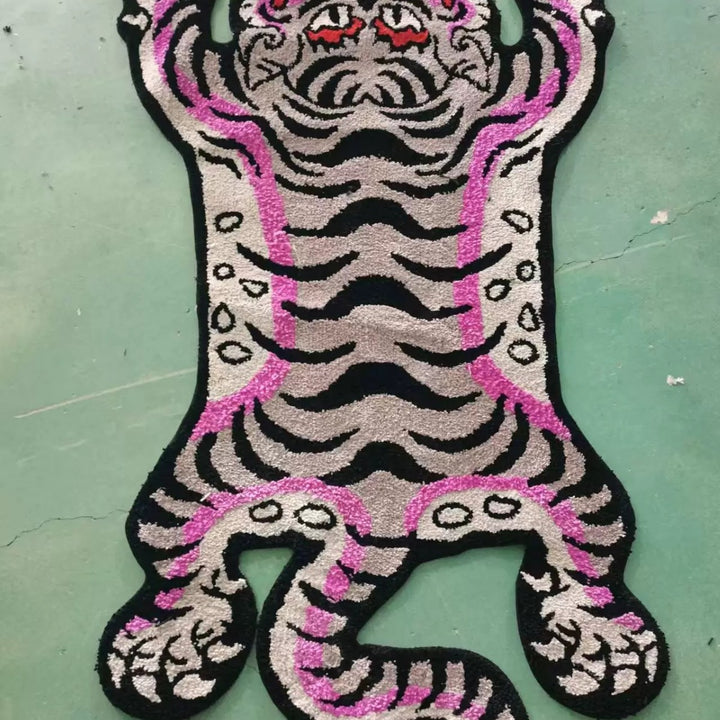 Tiger-förmiger gestickter Akzentteppich