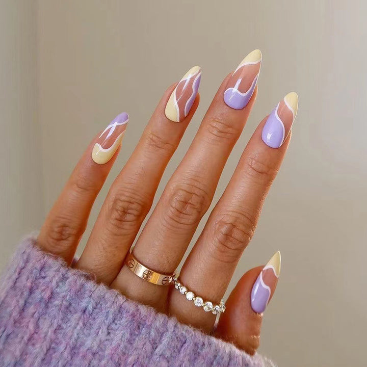 Kunstvolle Nagelverlängerungen mit Wellen-Design und bunten Akzenten Karnz