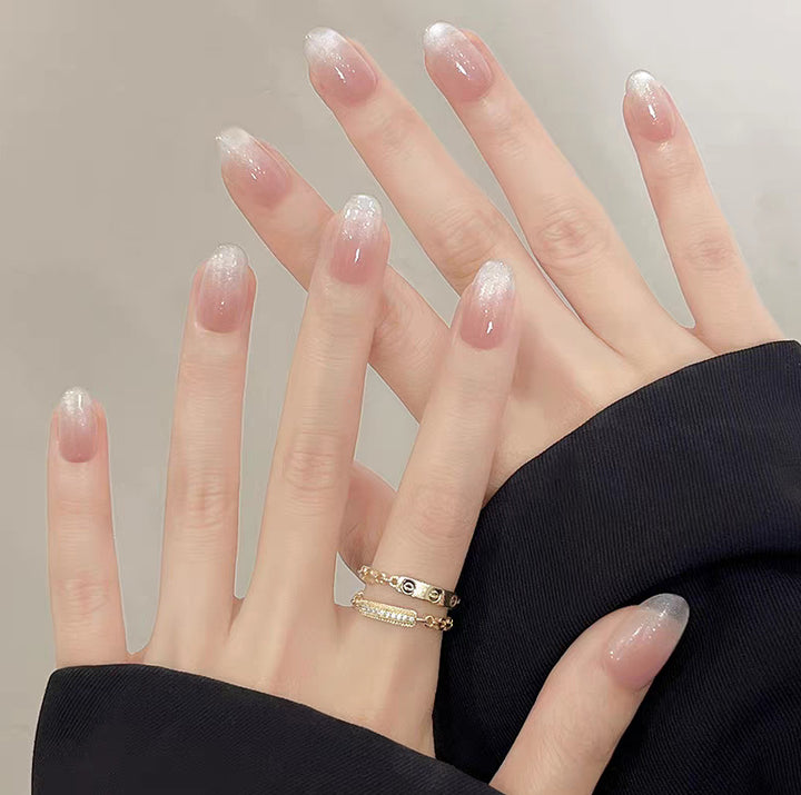 Kunstnägel mit Elegantem Ombre-Effekt und Glitzerakzenten Karnz