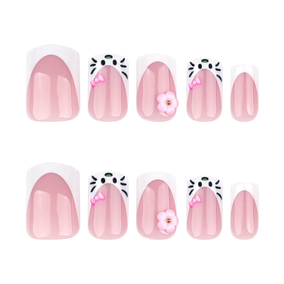Kunstvolle Nagelkunst mit Blüten- und Detailverzierung Karnz