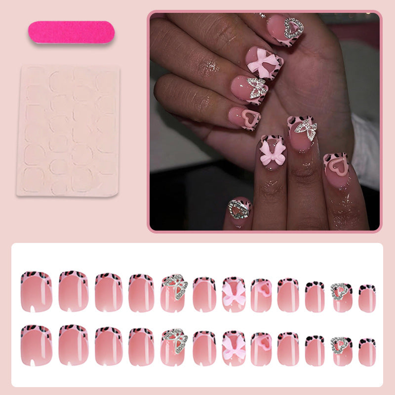 Künstliche Nagelart mit Verzierungen Karnz