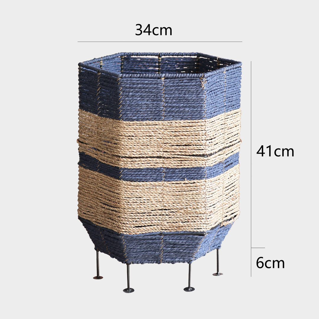 Stilvoller Wäschekorb aus Rattan mit Metallbeinen Karnz