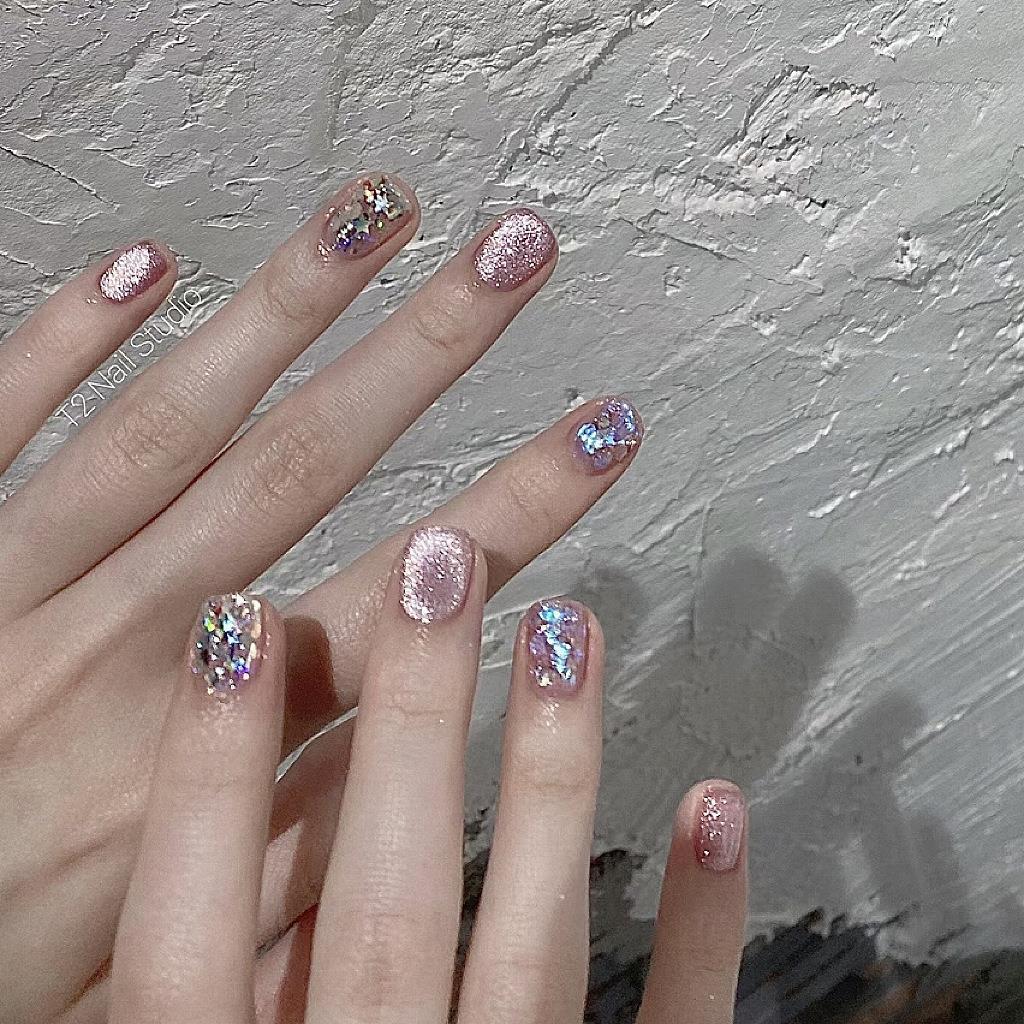 Glitzerndes Press-On Nagelset mit künstlerischem Foliendesign Karnz