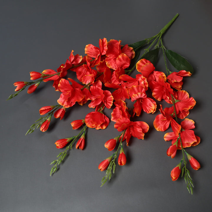 Lebensechte dekorative Blumenstrauß