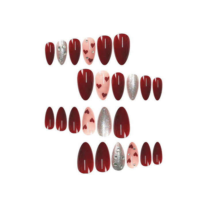 Romantische Herz- und Glitzer-Nail Art Karnz