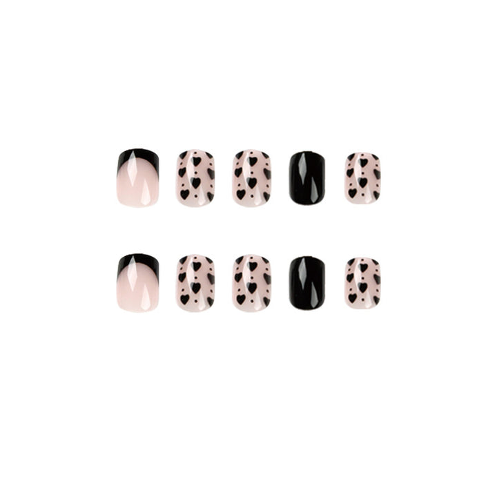 Kreative Nagelkunst mit Herzmotiven Karnz