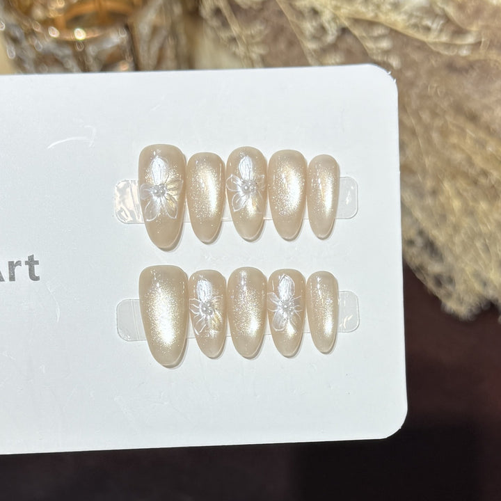 Künstlerisches Press-On Nagelset mit floralen und Glitzer-Akzenten Karnz