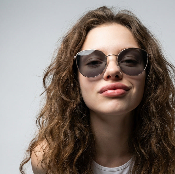 Damen geometrische Sonnenbrille mit schmalem Metallrahmen Karnz