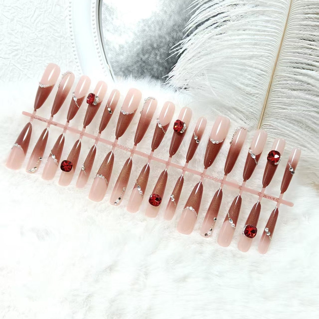 Kunstnägel mit luxuriösen 3D-Verzierungen und Glamourösen Akzenten Karnz